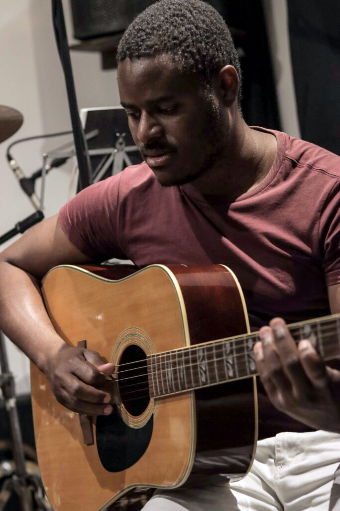 Regino Matimbe tocando