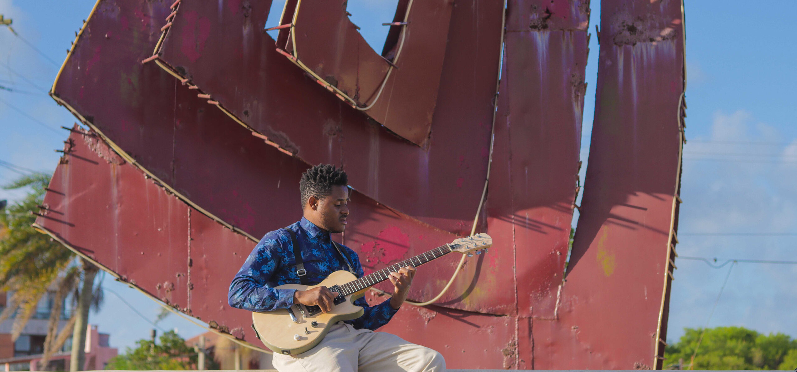 Regino Matimbe tocando